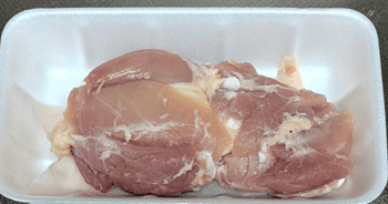 水分を拭き取られた鶏肉
